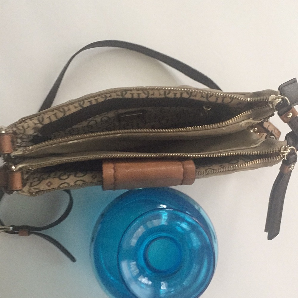 Preowned Guess women,s cross body handbag$38.00 - Picture 10 of 12